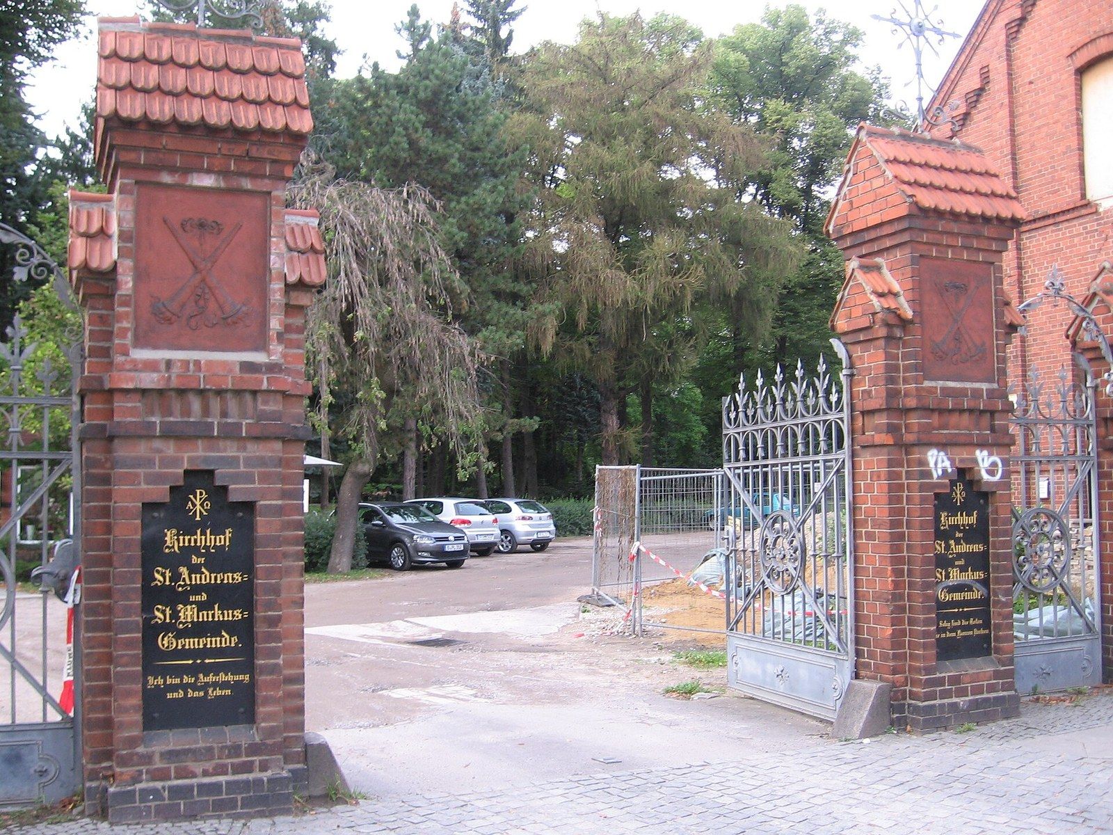 Toranlage des Friedhofs St. Andreas-St. Markus – St.-Andreas-St.-Markus-Friedhof